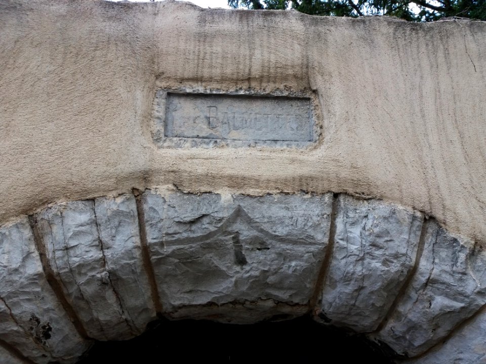 Sainte-Foy-lès-Lyon - Rue Georges Clemenceau, porte au numéro 31bis, plaque Les Balmettes