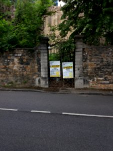 Sainte-Foy-lès-Lyon - Avenue Valioud, ancien portail avec affiches travaux