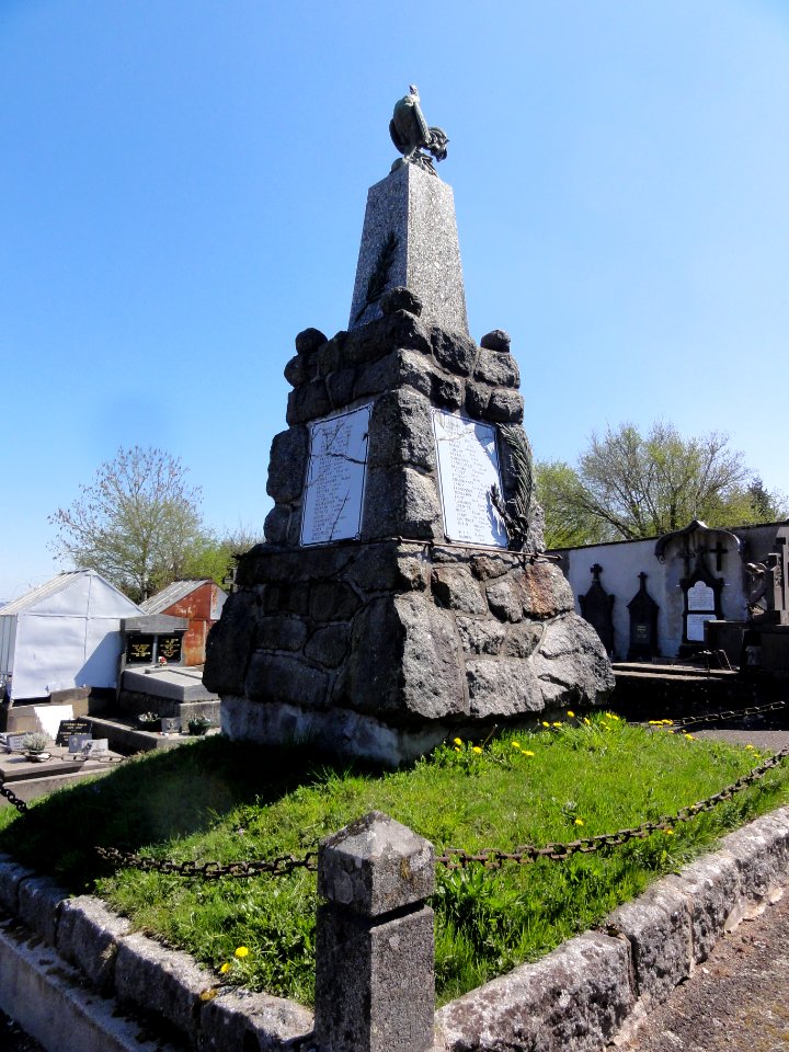 Saint-Gervais-d'Auvergne (Puy-de-Dôme) monument aux morts au cimetière