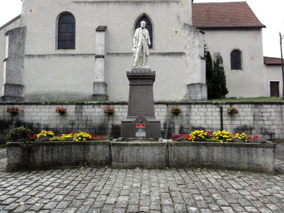 Saint-Germain-sur-Meuse (Meuse) fontaine et statue Louis Curel