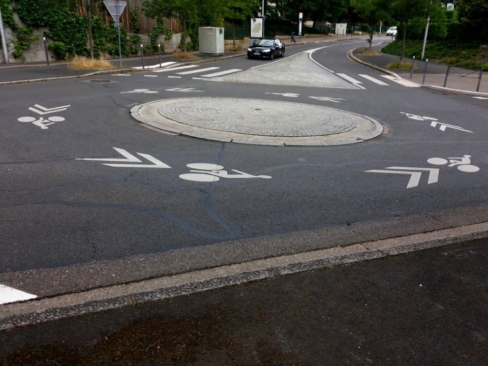 Sainte-Foy-lès-Lyon - Rue Georges Clemenceau, rond-point avec piste cyclable