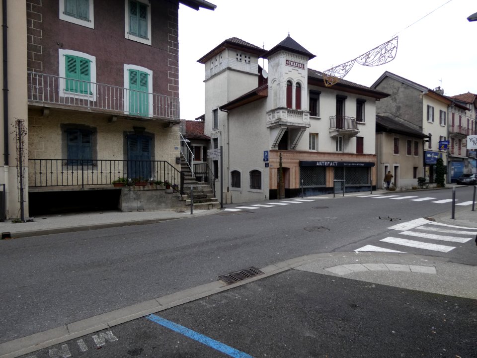 Saint-Gingolph - Rue Nationale - Bâtiment avec tours, à l'angle du chemin Puyaz