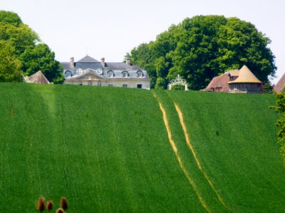 Saint-Georges-du-Vièvre (Eure, Fr) château de Launay, vue de loin