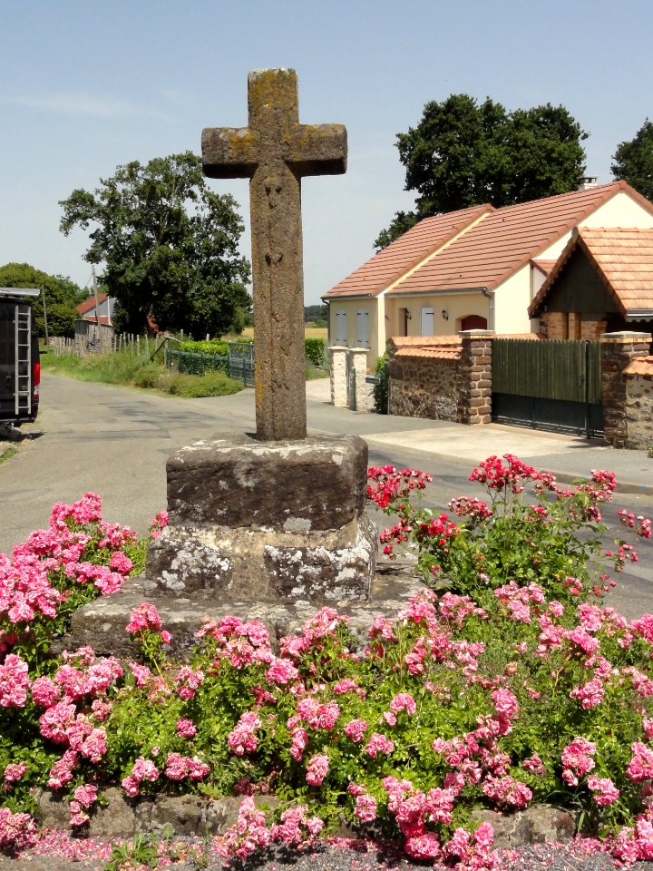 Sainte-Sabine-sur-Longève (Sarthe) croix au Champ-du-Puits