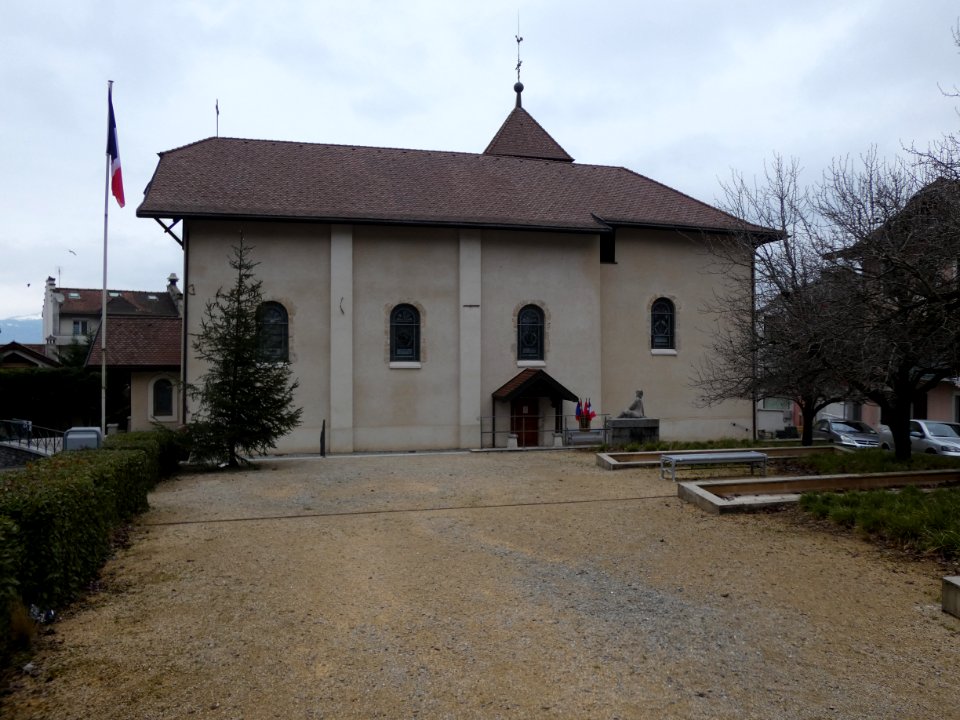 Saint-Gingolph - Place Charles de Gaulle - Vue sur l'église