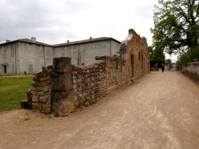 Saint-Genis-Laval - Parc de Beauregard - Mur en ruine à l'entrée 02