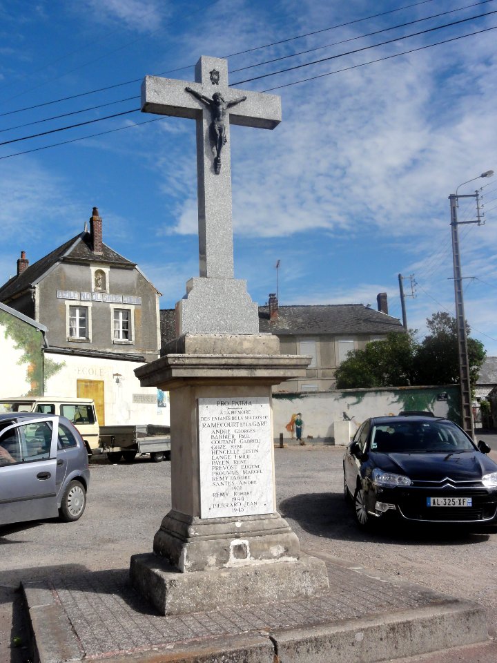 Saint-Erme-Outre-et-Ramecourt (Aisne) monument aux morts avec croix, Ramecourt