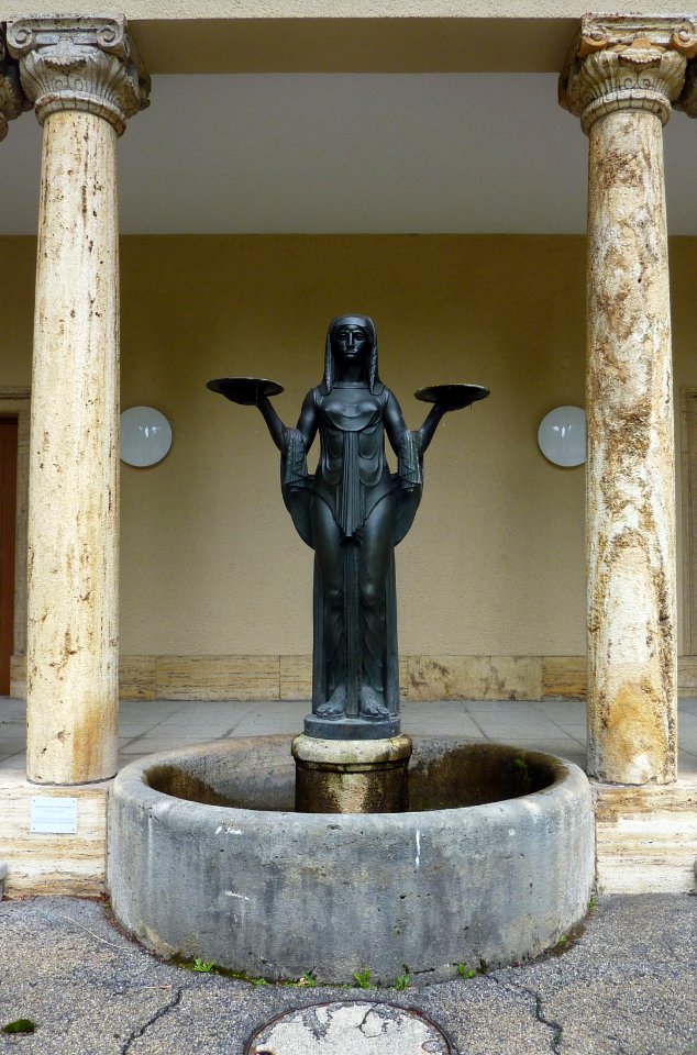 S Waldfriedhof Brunnenfigur