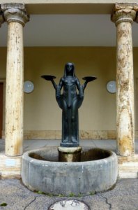 S Waldfriedhof Brunnenfigur