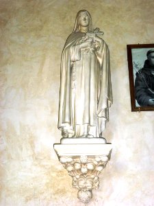 Saint-Georges-du-Mesnil (Eure, Fr) église, statue Sainte Thérèse de Lisieux
