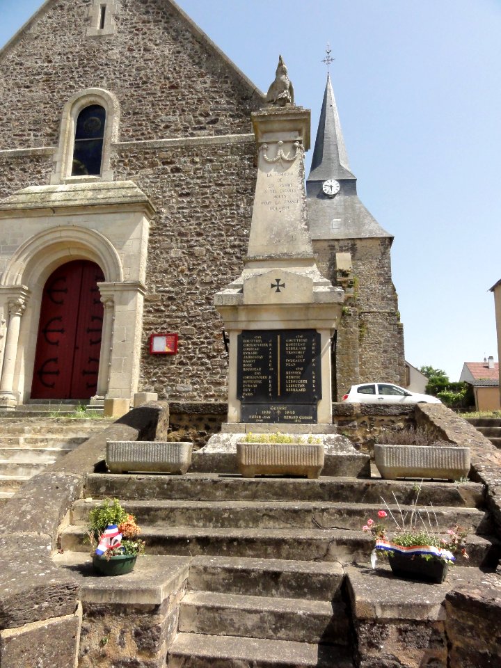 Sainte-Sabine-sur-Longève (Sarthe) monument aux morts