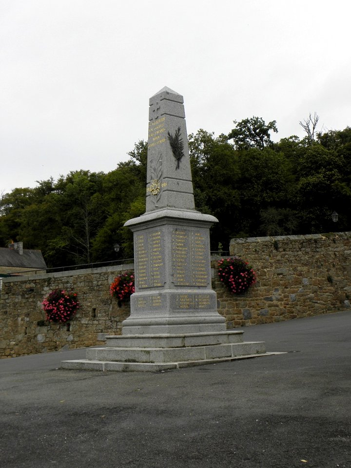 Saint-Germain-en-Coglès (35) Monument aux morts