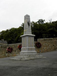 Saint-Germain-en-Coglès (35) Monument aux morts