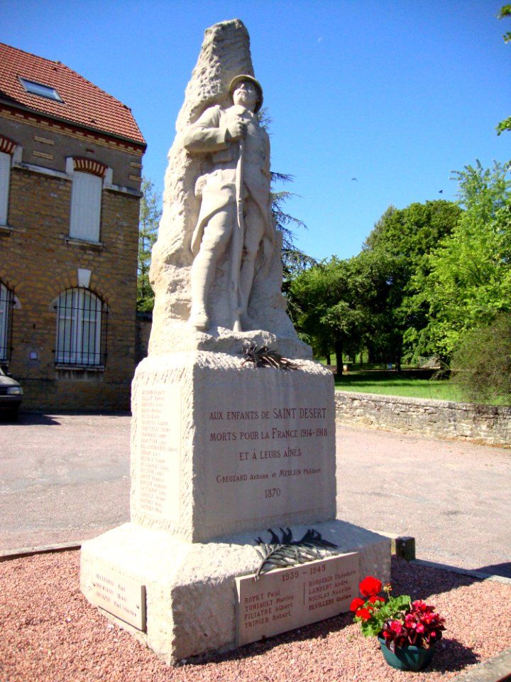 Saint-Désert (Saône-et-Loire, Fr) monument aux morts