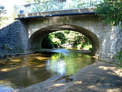 Saint-Georges-Hauteville (Loire, Fr), pont sur la Curaise
