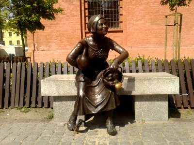 Rzeźba "Przekupka z wagą" na Rynku Nowomiejskim w Toruniu photo