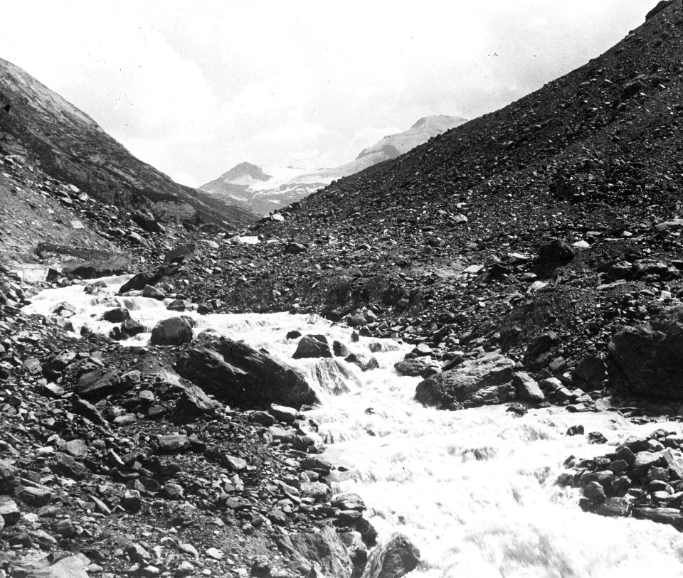 Saasdal met saaser visp monte rosa groep, begin van een rivier, Bestanddeelnr 193-0274