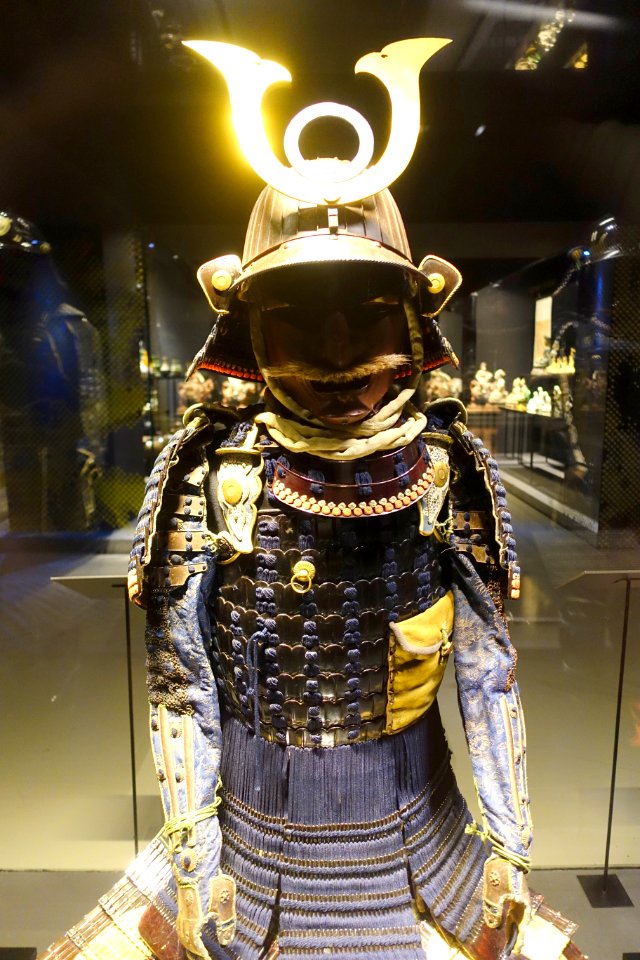 Ryo takahimo renjaku do chainmail suit of armor, with emblem of Nabeshima family, Japan, Edo period, 1600s - Museu do Oriente - Lisbon, Portugal - DSC06859