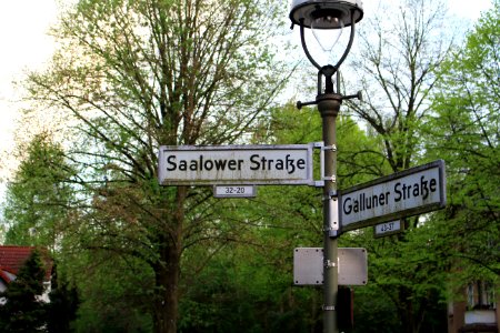Saalower Straße Ecke Galluner Straße Straßenschilder
