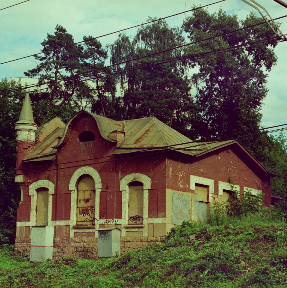RZD Pokrovskoe-Streshnevo station building (cropped)