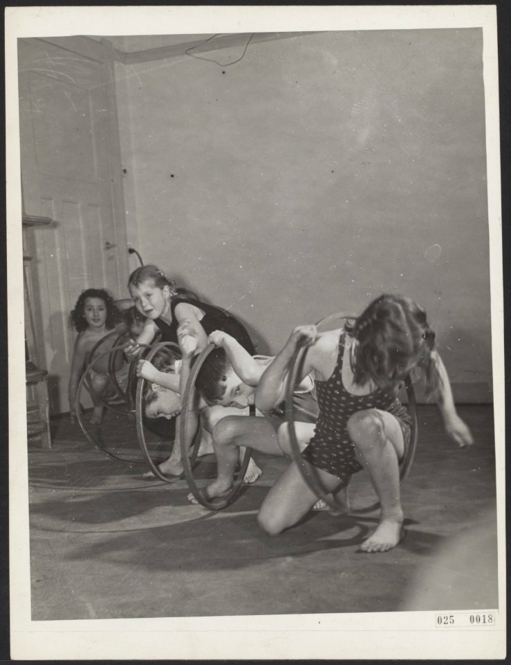 Rytmische gymnastiek op de Werkplaats Kindergemeenschap van Kees Boeke te Biltho, Bestanddeelnr 025-0018