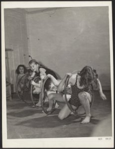 Rytmische gymnastiek op de Werkplaats Kindergemeenschap van Kees Boeke te Biltho, Bestanddeelnr 025-0018
