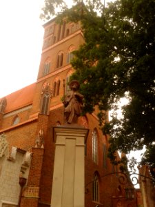 Rzeźba przy bramie wejściowej kościoła świętego Jakuba w Toruniu photo
