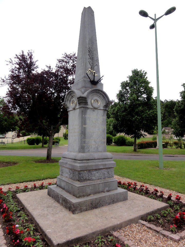 Saclas (Essonne) Monument aux morts