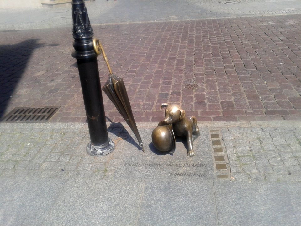 Rzeźba pieska Fafika w Toruniu