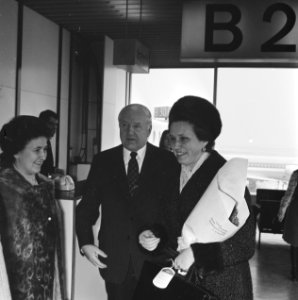 Russische Minister van Wetenschap op Schiphol, mevrouw Guichiani na begroeting (, Bestanddeelnr 927-7515