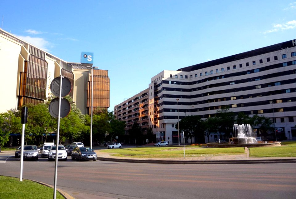 Sabadell - Plaça de Catalunya, BancSabadell y Hotel Catalonia Sabadell