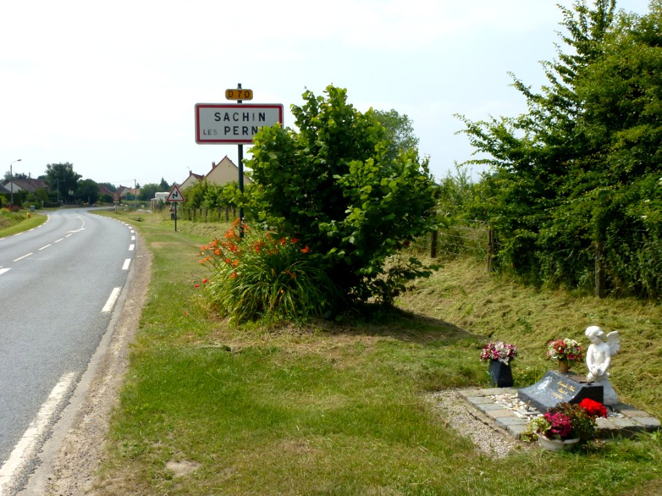 Sachin (Pas-de-Calais, Fr) city limit sign, memorial ange