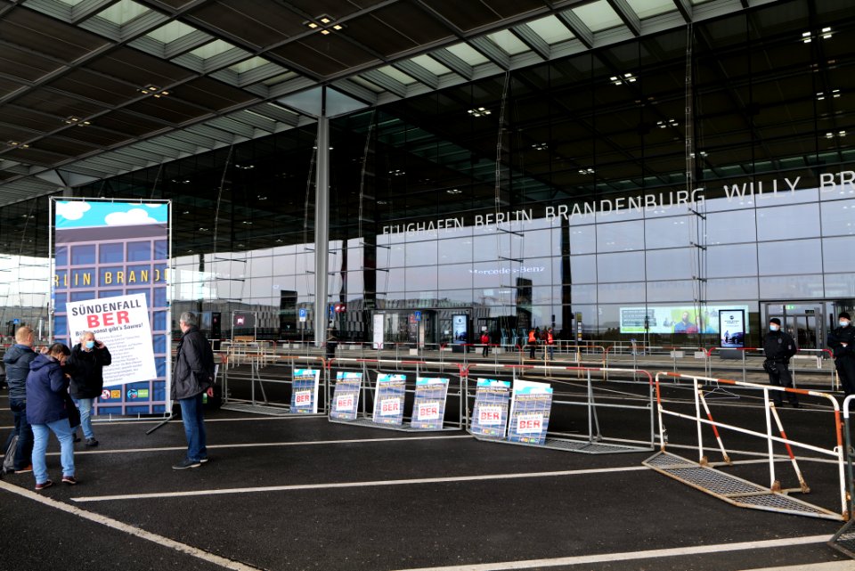 Sündenfall demonstration at BER opening 2020-10-31 06