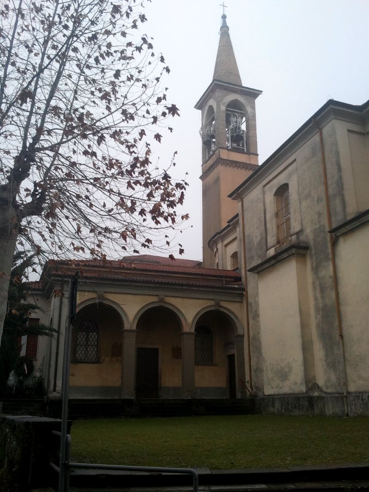 Sagrato e campanile della chiesa di Celana