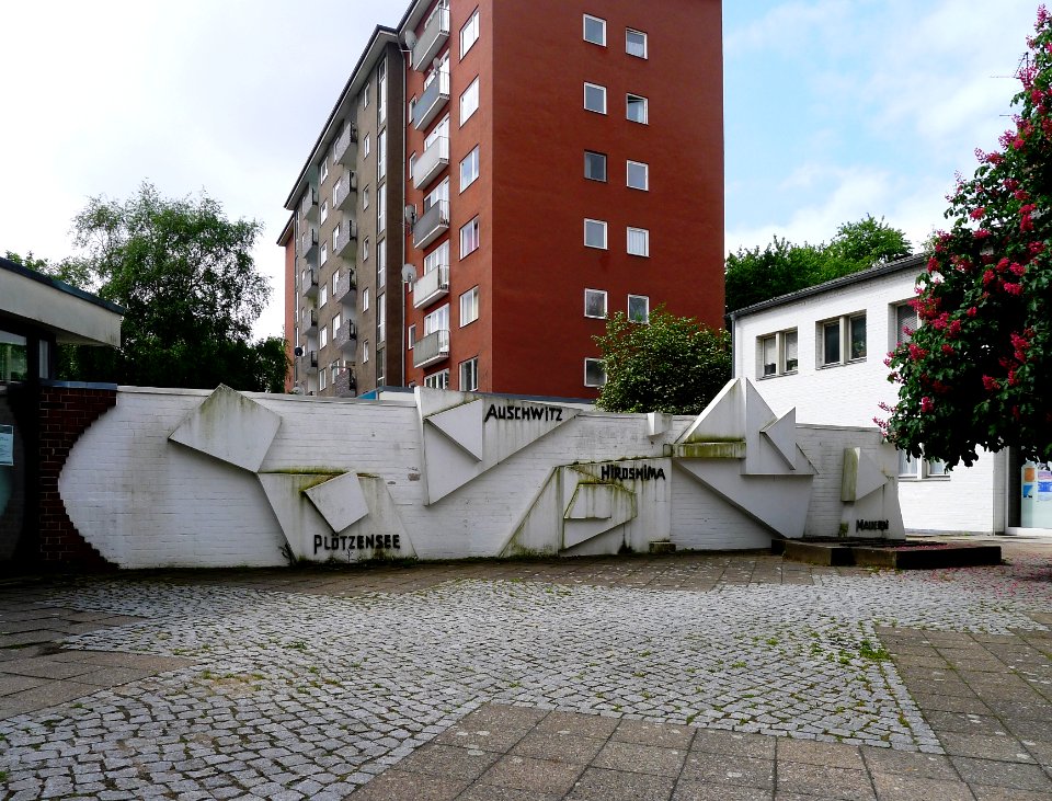 Sühne-Christi-Kirche Mahnmauer