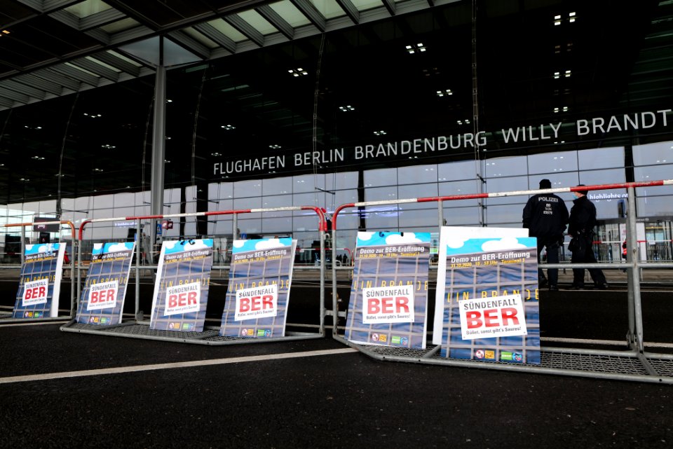 Sündenfall demonstration at BER opening 2020-10-31 07