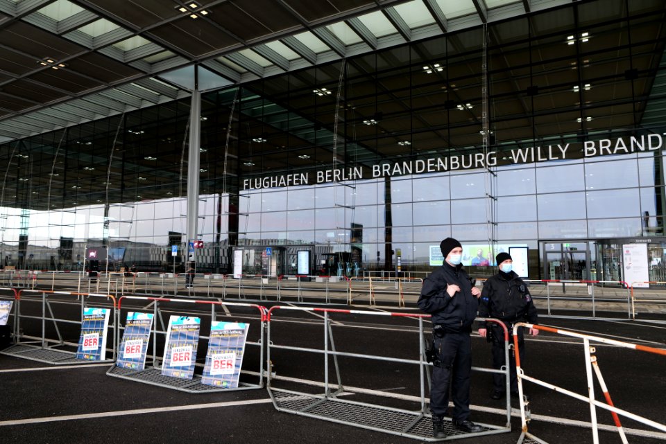 Sündenfall demonstration at BER opening 2020-10-31 01