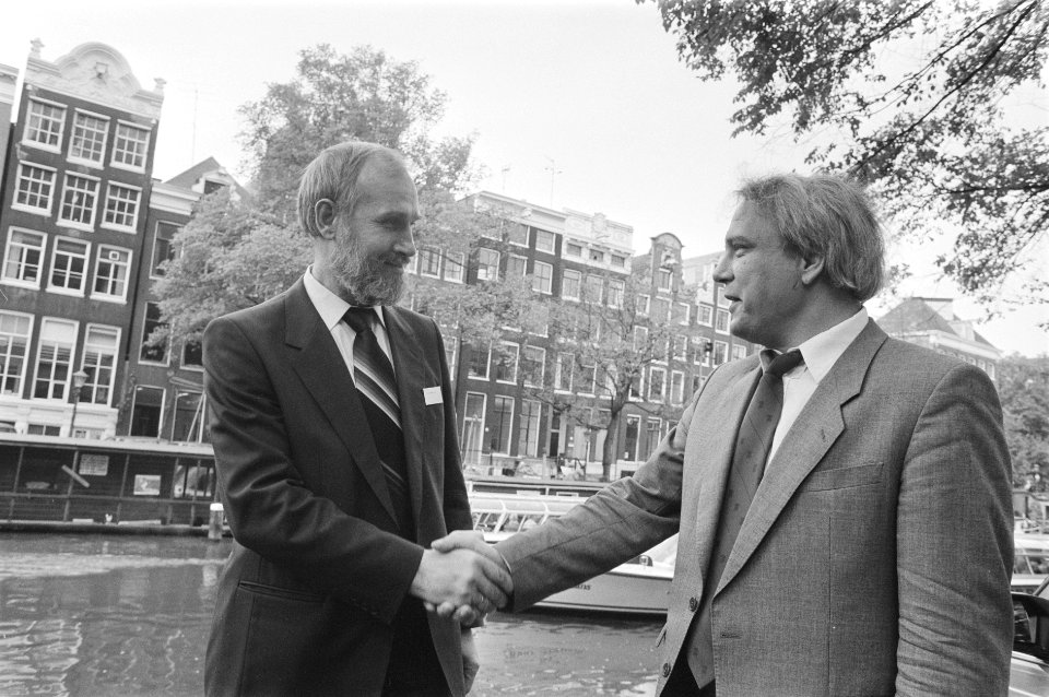 Sacharov-congres in Amsterdam dissident psychiater Korja (l) ontmoet dissident , Bestanddeelnr 933-9903