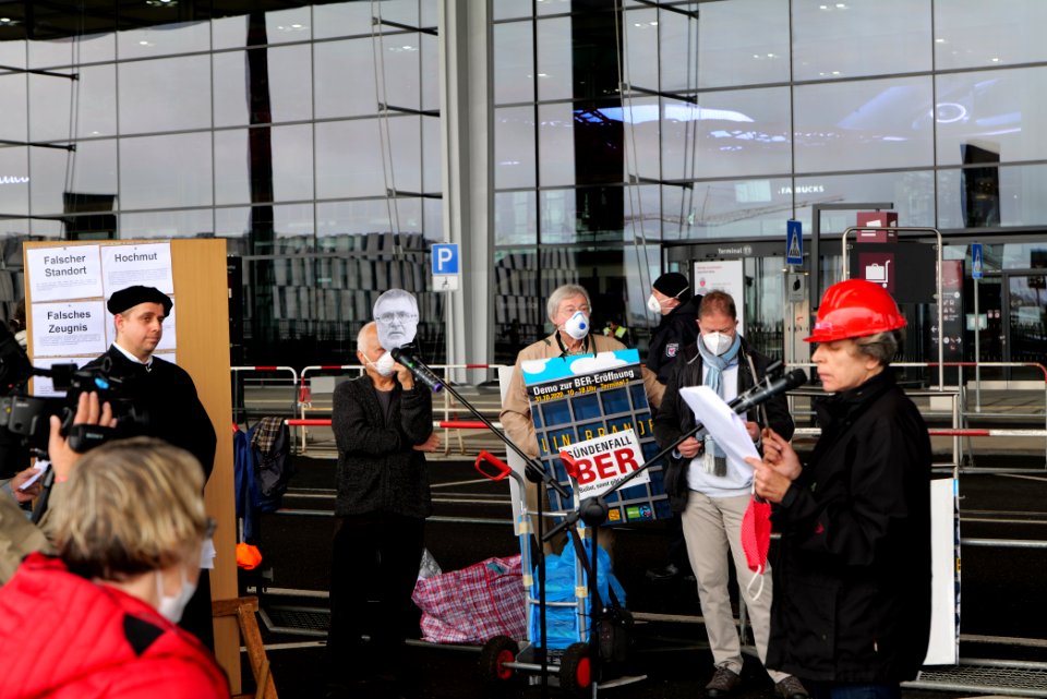 Sündenfall demonstration at BER opening 2020-10-31 10