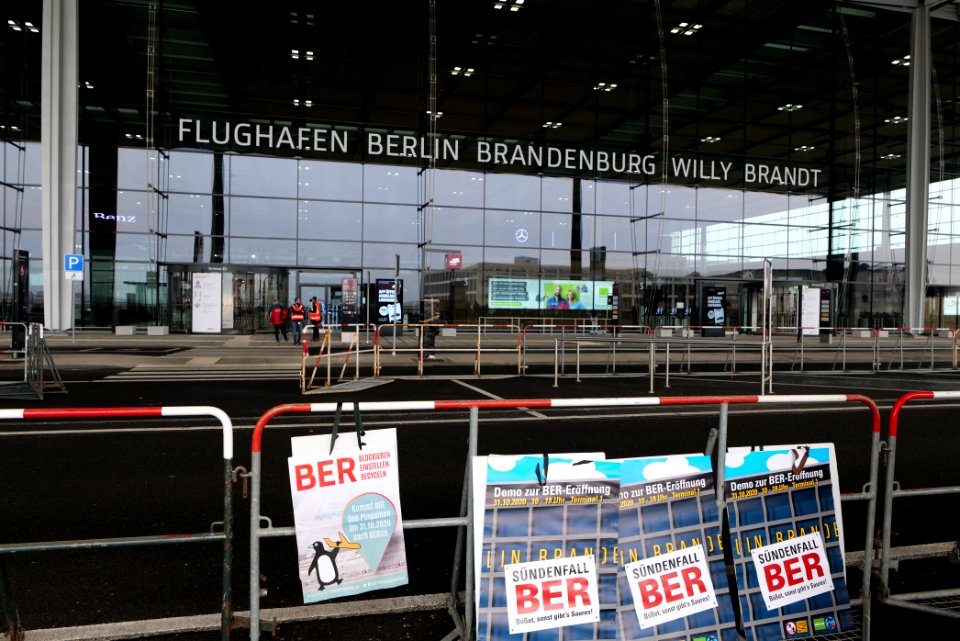 Sündenfall demonstration at BER opening 2020-10-31 05