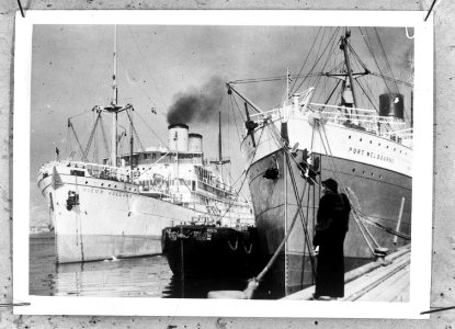 S.S. Nieuw Holland(links) en Port Melbourne aan de kade in een haven, Bestanddeelnr 935-0071