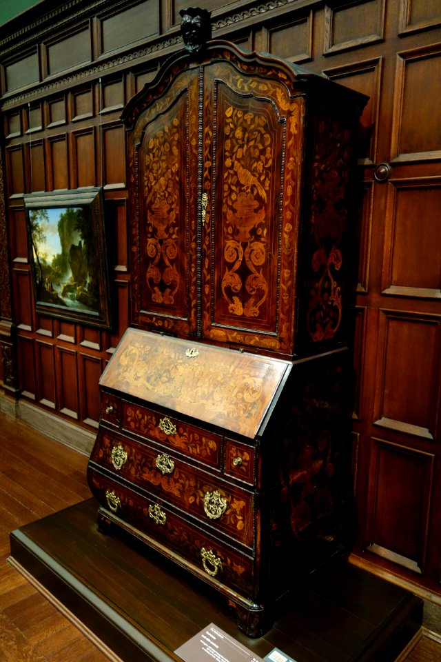 Secretary, Netherlands, mid 18th century, mahogany with inlaid marquetry - Cincinnati Art Museum - DSC04422