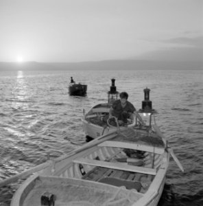 Sardinevisser aan het werk op het meer tegen het licht van de ondergaande zon, Bestanddeelnr 255-2890