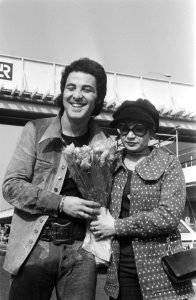 Seda Aznavour (r) en David-Alexandre Winter met bloemen, Bestanddeelnr 924-4062