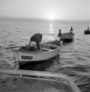 Sardinevisser aan het werk kort voor zonsondergang, Bestanddeelnr 255-2888 photo
