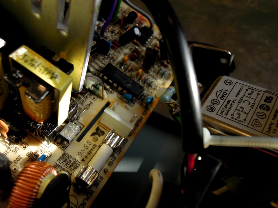 Seasonic 200 Watt Netzteil PCB -Kleinspannungsteil mit KA7500B-Pulsweiten-Schaltregler hinten, Sicherung und SFH615-Optokoppler-Phototransistor vorn im Bild- im Mai 2020