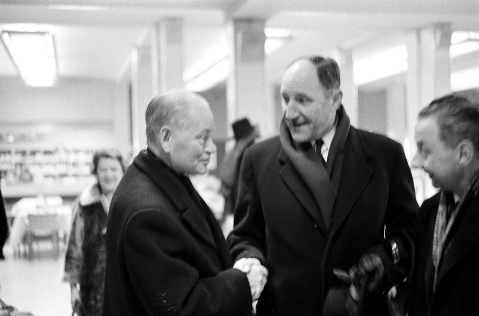 Secretaris-Generaal van de Navo mr. Stikker en minister Luns troffen elkaar op S, Bestanddeelnr 914-7865