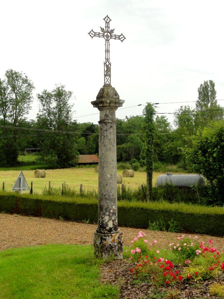 Saosnes (Sarthe) croix de chemin sur piédestal