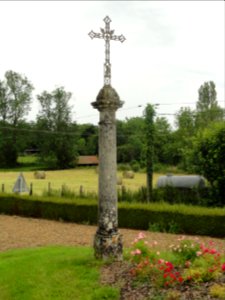 Saosnes (Sarthe) croix de chemin sur piédestal