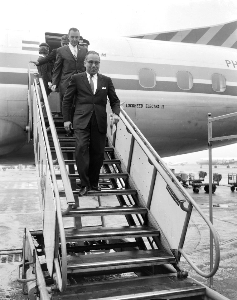 Secretaris Generaal der VN Oe Tant op doorreis Moskou op Schiphol tijdens de per, Bestanddeelnr 915-3994